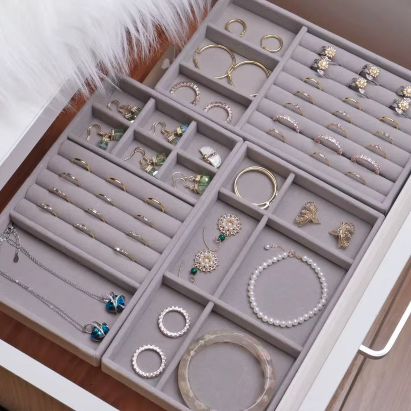 Porta Jóias Organizador Elegante de Veludo  - VelvetJewel®