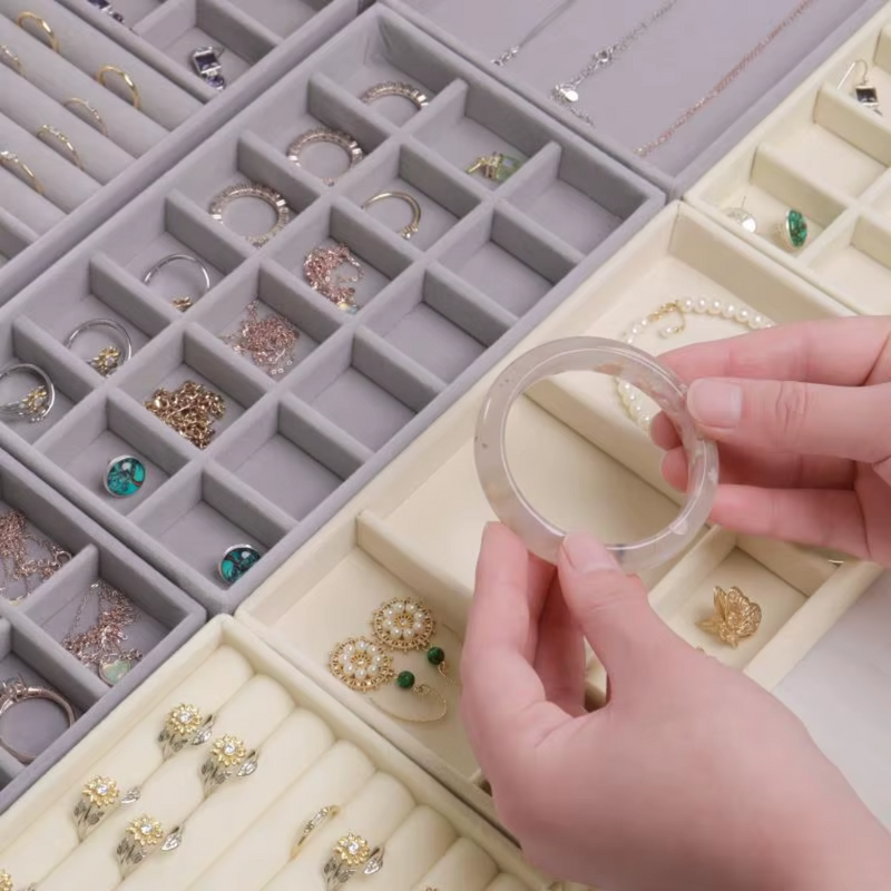 Porta Jóias Organizador Elegante de Veludo  - VelvetJewel®